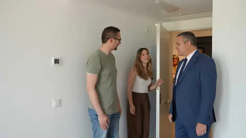El consejero Rodrigo, durante su visita a esta urbanizaci&oacute;n en Navalcarnero - Foto Comunidad de Madrid