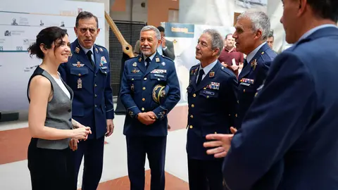 Ayuso acompa&ntilde;a al Jefe del Estado Mayor del Ej&eacute;rcito del Aire y del Espacio, Francisco Braco en su visita - Foto Comunidad de Madrid