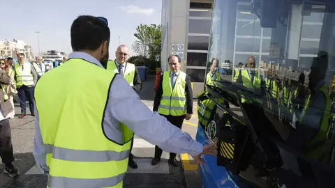 Conductor EMT Madrid mostrando el sistema antiatropellos del lateral bus