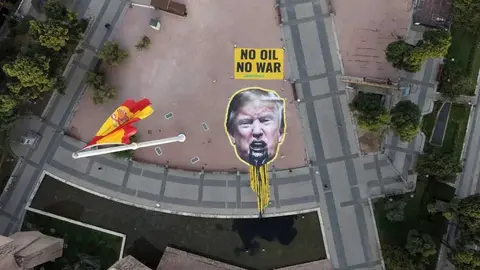 Trump vomita petr&oacute;leo en la Plaza Col&oacute;n de Madrid. &Aacute;lvaro Lagos - Foto de Greenpeace