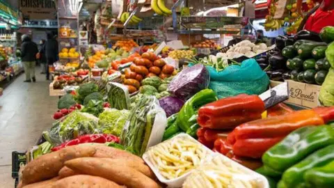 Imagen de archivo de un puesto de fruta y verdura del mercado municipal de Las Ventas
