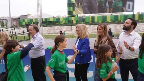 Sanz con alumnos participantes en las Escoladas 2026 - Foto Ayuntamiento de Madrid