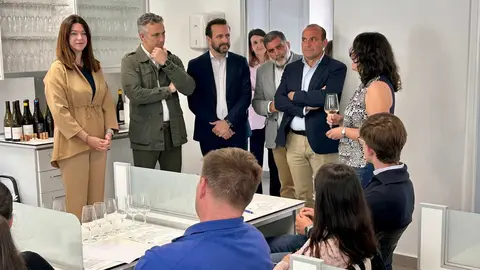 El consejero Novillo, durante su visita a las instalaciones de la Escuela de la Vid en la Casa de Campo - Foto Comunidad de Madrid