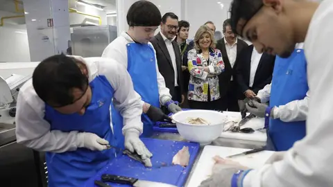 Hidalgo visita los talleres de empleo de carnicer&iacute;a y pescader&iacute;a en la Escuela Municipal de Hosteler&iacute;a y Alimentaci&oacute;n