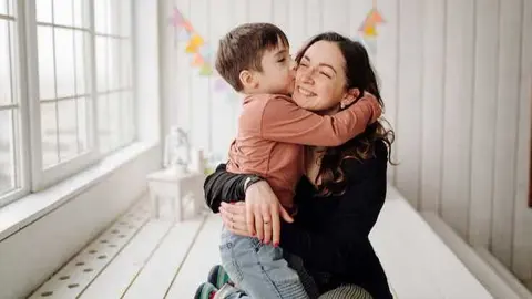 madre-su-hijo-estan-posando-estudio-ropa-casual_1328-2348