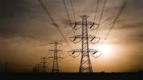 "Siluetas de majestuosas l&iacute;neas el&eacute;ctricas contra el atardecer" - Foto de Muneeb Khan de Pexels