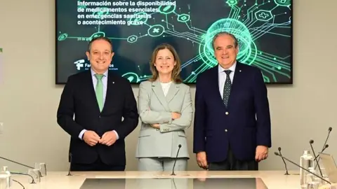 Juan Pedro Risquez (CGCOF), M&ordf; Jes&uacute;s Lamas (AEMPS) y Jes&uacute;s Aguilar (CGCOF), durante la presentaci&oacute;n de NofiticaMES - Foto del Consejo General de Colegios de Farmac&eacute;uticos de Espa&ntilde;a