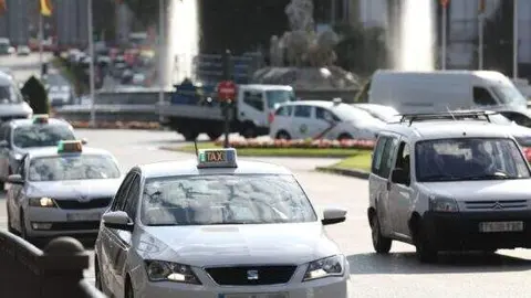 Taxis circulando por la calle de Alcal&aacute; (imagen de archivo)