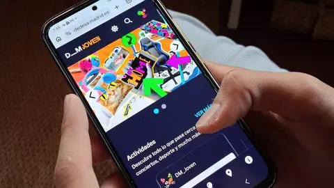 Imagen de un usuario accediendo con su tel&eacute;fono m&oacute;vil a la plataforma Decide Madrid JOVEN