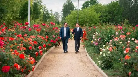 Mart&iacute;nez P&aacute;ramo y Gonz&aacute;lez Pereira visitando zona de parque de La Gavia - Foto Ayuntamiento de Madrid