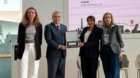Entrega de la placa de honor del COAM a la exalcaldesa de Par&iacute;s, Anne Hidalgo. En la imagen, Eugenia del R&iacute;o, secretario del COAM, Sigfrido Herr&aacute;ez, decano del COAM, Anne Hidalgo, Pilar P&eacute;rez de la Cuadra, tesorera del COAM.