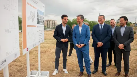 Los consejeros Miguel &Aacute;ngel Garc&iacute;a Mart&iacute;n y Jorge Rodrigo, en Torrej&oacute;n de Ardoz - Foto Comunidad de Madrid