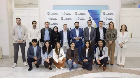 El concejal delegado de Innovaci&oacute;n y Emprendimiento, &Aacute;ngel Ni&ntilde;o, recibe a los participantes de la VI edici&oacute;n de &lsquo;Puentes de Talento&rsquo; - Foto Ayuntamiento de Madrid