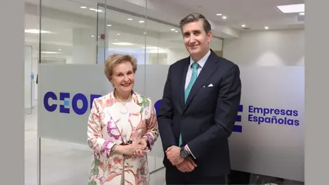 La presidenta de AFAMMER, Carmen Quintanilla, junto al director de Empresas y Organizaciones de CEOE, Javier Calder&oacute;n - Foto de CEOE