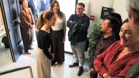 La consejera D&aacute;vila ha visitado a los profesionales de este nuevo recurso que ofrece apoyo psicol&oacute;gico - Foto Comunidad de Madrid