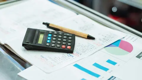 Herramientas utilizadas por un contador para equilibrar las finanzas de una microempresa - Foto de Wirestock de Getty Images