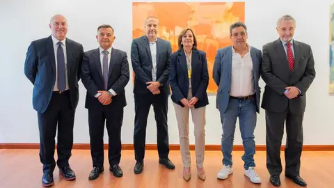 Sindicatos y patronal firman el nuevo convenio del seguro: subida salarial y teletrabajo para tratamientos oncol&oacute;gicos - Foto de UNESPA