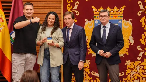 Almeida con pareja adjudicataria promoci&oacute;n Ca&ntilde;averal 5 - Foto Ayuntamiento de Madrid
