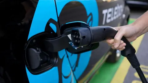 Carga de un veh&iacute;culo el&eacute;ctrico -Foto de la Asociaci&oacute;n Empresarial para el Desarrollo e Impulso de la Movilidad El&eacute;ctrica (Aedive)