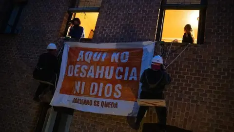 Dos activistas colgadas de la fachada - Sindicato de Inquilinas de Madrid/ X