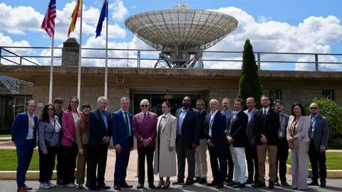 El Embajador Benjam&iacute;n Le&oacute;n Jr. felicita en Robledo de Chavela al equipo de la NASA por el &eacute;xito de Artemis II - Foto de la Embajada de Estados Unidos en Espa&ntilde;a y Andorra