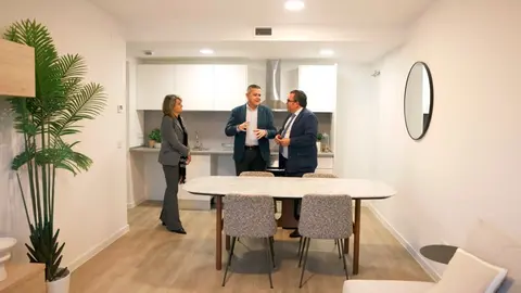 El consejero Rodrigo, durante su visita al piso piloto de esta nueva promoci&oacute;n de  
alquiler asequible - Foto Comunidad de Madrid