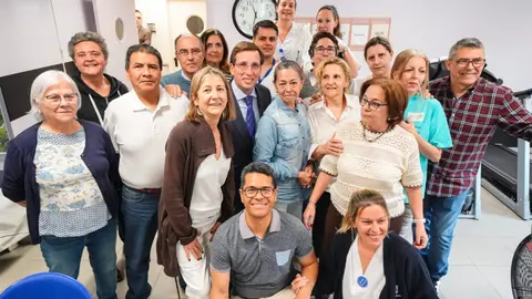 El alcalde de Madrid, Jos&eacute; Luis Mart&iacute;nez-Almeida, visita el Centro Municipal de Atenci&oacute;n Integral Neurocognitiva Doctor Salgado Alba - Foto Ayuntamiento de Madrid