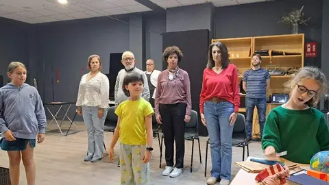 Integrantes del grupo infanitl y adulto de 'La Abad&iacute;a cruza la calle' ensayando. |
Foto: La Abad&iacute;a