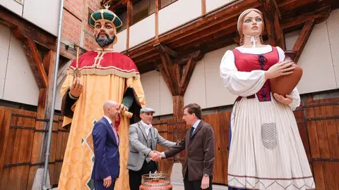 Almeida con el gran barquillero de Madrid Juli&aacute;n Ca&ntilde;as