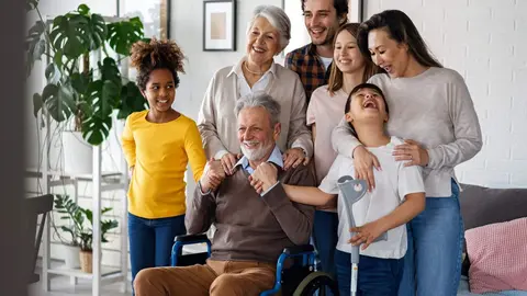 Una familia con una persona con discapacidad - Foto de 123RF/nd3000