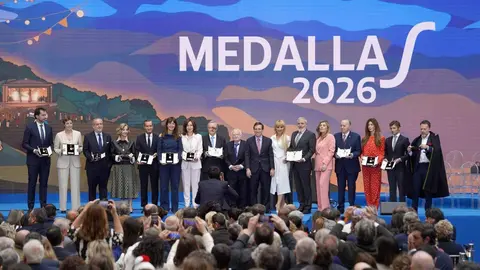 Almeida posa con los galardonados con las medallas de Honor y de Madrid entregadas en el d&iacute;a de San Isidro - Foto Ayuntamiento de Madrid