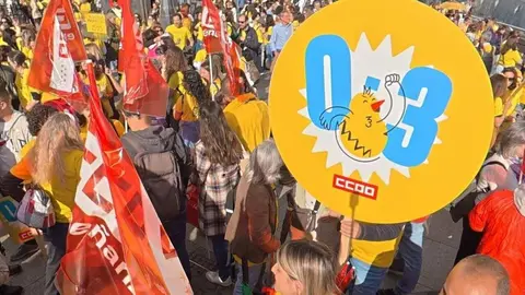 Las educadoras infantiles volver&aacute;n a salir a la calle en Madrid el pr&oacute;ximo 23 de mayo en una convocatoria estatal impulsada por CCOO, que busca visibilizar la situaci&oacute;n del sector y reclamar mejoras urgentes en las condiciones laborales del ciclo de 0 a 3 a&ntilde;os.

El sindicato, a trav&eacute;s de sus federaciones de Ense&ntilde;anza y Servicios a la Ciudadan&iacute;a, ha anunciado adem&aacute;s que esta movilizaci&oacute;n ser&aacute; solo el inicio de una &ldquo;bater&iacute;a de medidas de presi&oacute;n&rdquo; que incluir&aacute; concentraciones semanales, mociones en ayuntamientos y denuncias ante la Inspecci&oacute;n de Trabajo.

Un sector en situaci&oacute;n cr&iacute;tica
Desde la organizaci&oacute;n sindical denuncian que el sector atraviesa una situaci&oacute;n cr&iacute;tica, afectando a un &aacute;mbito que atiende a m&aacute;s de 468.000 ni&ntilde;as y ni&ntilde;os. Seg&uacute;n CCOO, esta realidad est&aacute; marcada por la falta de inversi&oacute;n p&uacute;blica y el deterioro progresivo de las condiciones laborales.

Entre las principales demandas destacan la reducci&oacute;n de ratios, el reconocimiento del car&aacute;cter educativo de esta etapa y la implantaci&oacute;n de la pareja educativa, as&iacute; como un mayor refuerzo para el alumnado con necesidades espec&iacute;ficas.

Reivindicaci&oacute;n de condiciones dignas
El sindicato insiste en que la mejora de las condiciones laborales debe abordarse mediante la negociaci&oacute;n colectiva, con el objetivo de garantizar un marco digno para las trabajadoras del sector, especialmente en centros de titularidad privada o de gesti&oacute;n indirecta.

Adem&aacute;s, reclaman la creaci&oacute;n inmediata de un grupo de trabajo por parte del Ministerio de Educaci&oacute;n que permita revisar la normativa actual de ratios y avanzar en la apertura de mesas de negociaci&oacute;n en todas las comunidades aut&oacute;nomas.

Tambi&eacute;n exigen una mayor oferta de plazas p&uacute;blicas y la inclusi&oacute;n de cl&aacute;usulas comunes en las licitaciones municipales que aseguren condiciones salariales por encima del convenio vigente, al que califican de &ldquo;completamente insuficiente&rdquo;.

Presi&oacute;n hasta lograr cambios
Las educadoras infantiles consideran que el actual convenio, vigente hasta finales de 2027, no responde a las necesidades del sector, por lo que piden el desarrollo de tablas salariales propias en cada comunidad aut&oacute;noma que acerquen sus condiciones a las del sector p&uacute;blico.

La movilizaci&oacute;n del 23 de mayo en Madrid servir&aacute; como altavoz de estas reivindicaciones y marcar&aacute; el inicio de una estrategia de presi&oacute;n sostenida. CCOO ha dejado claro que continuar&aacute; con las protestas hasta lograr avances reales en la dignificaci&oacute;n del sector.