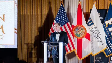 Antonio Huertas recibe el premio &lsquo;International Business Leader&rsquo; del Adam Smith Center en Miami - Foto de Mapfre