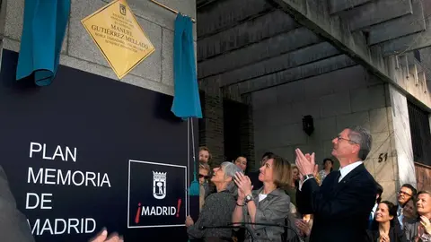 La placa en la casa de Guitierrez Mellado el d&iacute;a de su inauguraci&oacute;n - Foto Ayuntamiento de Madrid