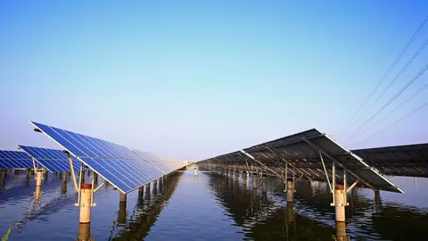 Energ&iacute;a solar en el agua - Foto de pandemin de Getty Images