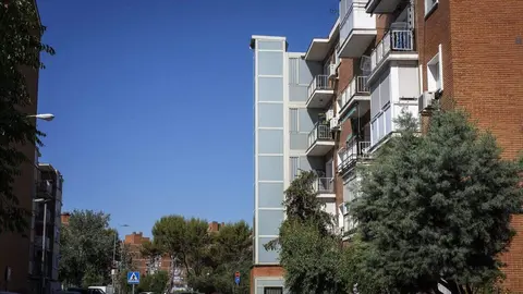 Gonz&aacute;lez y P&eacute;rez visitan las intervenciones de modernizaci&oacute;n y accesibilidad llevadas a cabo en edificios de Pinar del Rey, Hortaleza, dentro del Plan Rehabilita
