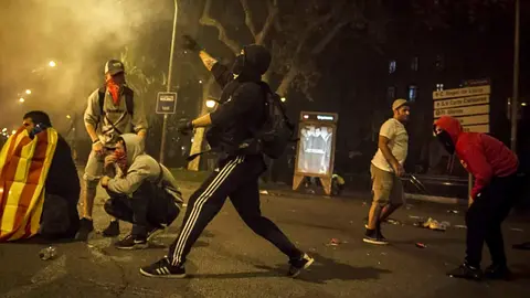 Manifestantes lanzan objetos a la Polic&iacute;a en Barcelona | Foto de 123rf/arkaitzzudairelopez