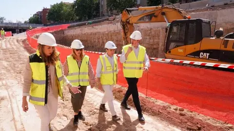 Carabante y Gonz&aacute;lez durante la visita al t&uacute;nel de la A-5, cuya excavaci&oacute;n acaba de concluir - Foto Ayuntamiento de Madrid