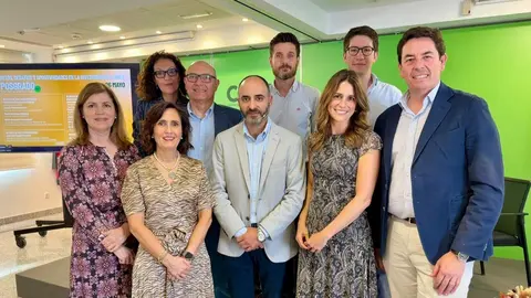 El presidente del COFM, Manuel Mart&iacute;nez del Peral; el vocal de Docencia e Investigaci&oacute;n, Ignacio Padrino; y la vocal de Industria del COFM, Mar&iacute;a Gonz&aacute;lez, junto con representantes de la Agencia Espa&ntilde;ola de Medicamentos y Productos Sanitarios, de la industria farmac&eacute;utica, hospitales, CROs y otros expertos del sector, durante el acto conmemorativo del 40 edici&oacute;n del Posgrado de Monitorizaci&oacute;n de Ensayos Cl&iacute;nicos - Foto del COFM