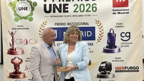 Engracia Hidalgo con el Premio a la Colaboraci&oacute;n Institucional concedido por la Uni&oacute;n de Nuevos Empresarios de Villaverde (UNE Villaverde)