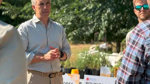 El consejero Novillo, durante su visita a la finca El Enc&iacute;n - Foto Comunidad de Madrid