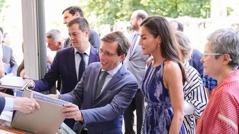 El alcalde de Madrid en la Feria del Libro junto a la Reina | Foto de Ayuntamiento de Madrid/ Alejandro Olea