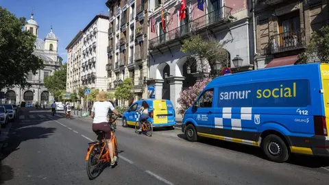 Fern&aacute;ndez, durante su visita a la sede de SAMUR Social para abordar el dispositivo previsto durante la visita del Papa