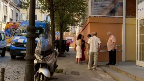 La Polic&iacute;a Municipal desaloja a uno de los &uacute;ltimos mayores que permanec&iacute;an en los apartamentos San Francisco - Asociaci&oacute;n Vecinal La Chispera (Instagram)