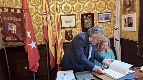 La vicealcaldesa, Inma Sanz, durante la visita a la Casa de Madrid en Barcelona