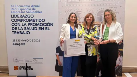 En el centro, Gema P&eacute;rez Ram&oacute;n, directora de la Agencia Tributaria de Madrid, recibe el galard&oacute;n