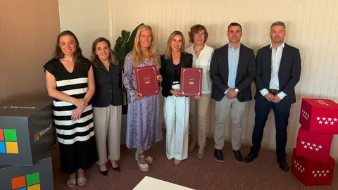 La consejera Albert ha firmado el acuerdo con Microsoft para impulsar
las competencias digitales y la inserci&oacute;n laboral - Foto Comunidad de Madrid