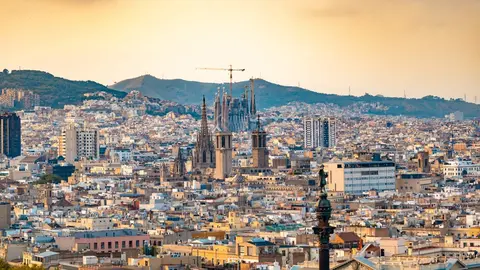 Fotograf&iacute;a a&eacute;rea de los edificios en Barcelona - Foto de Aleksandar Pasaric de Pexels