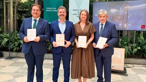 El consejero De Paco Serrano ha presentado hoy esta publicaci&oacute;n en los jardines del Palacete de la Banca March - Foto Comunidad de Madrid