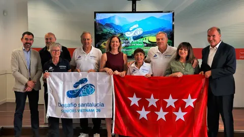 La consejera D&aacute;vila ha mantenido, con los madrile&ntilde;os que viajar&aacute;n en agosto a Vietnam - Foto Comunidad de Madrid